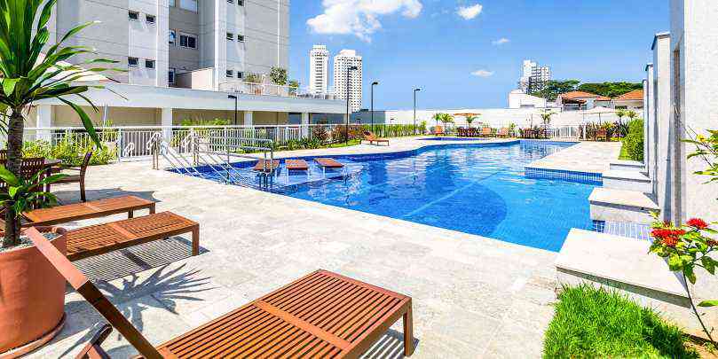 Piscina com raia e deck molhado